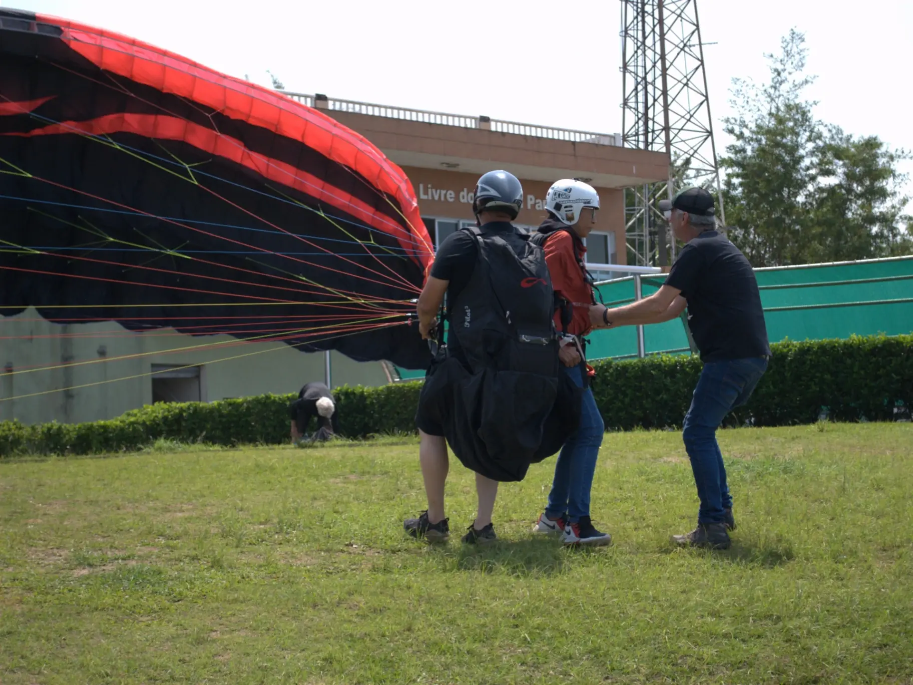 Piloto decolando de parapente na rampa do Morro do Itararé