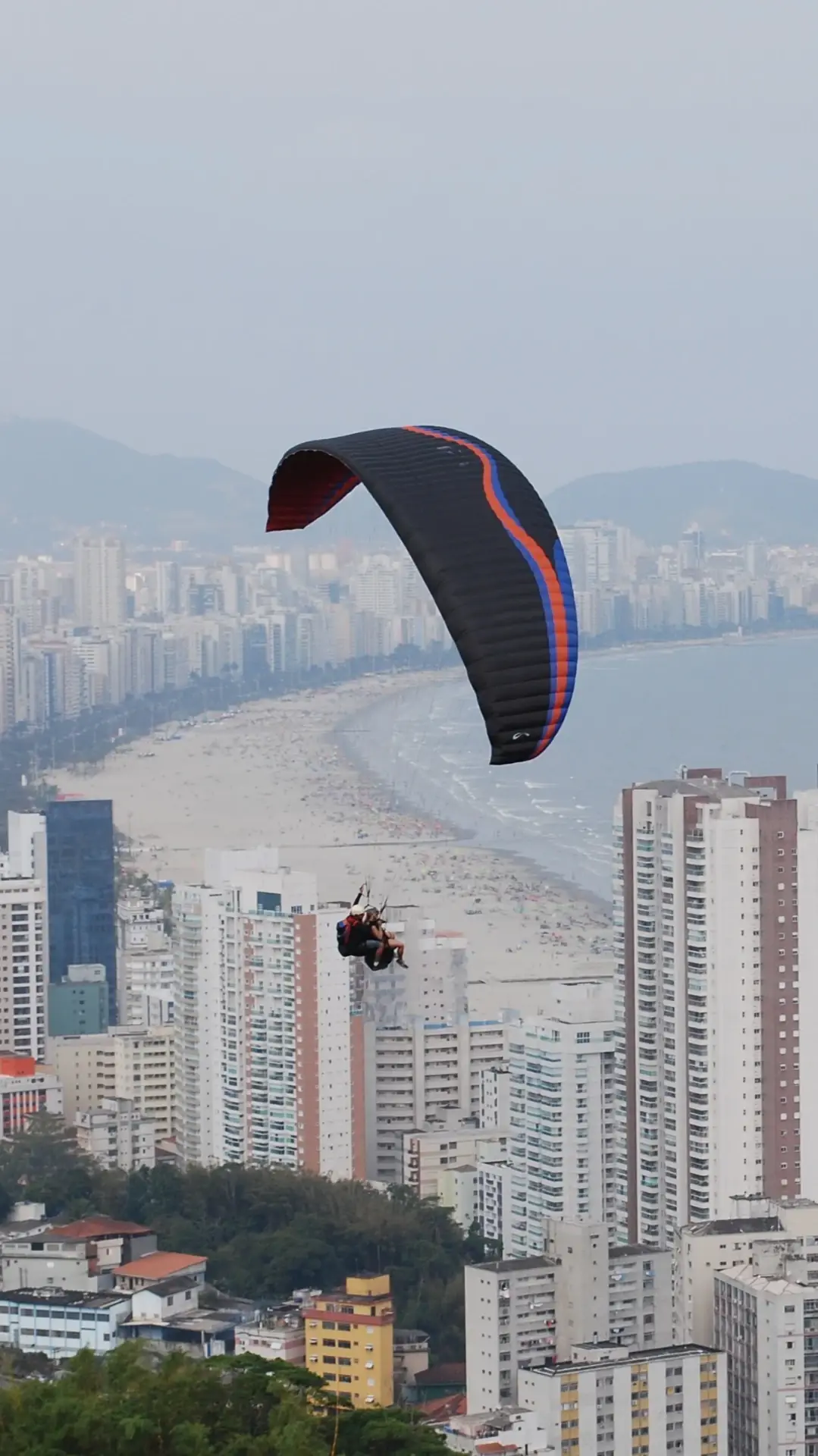 Voo duplo de parapente sobre a Baixada Santista